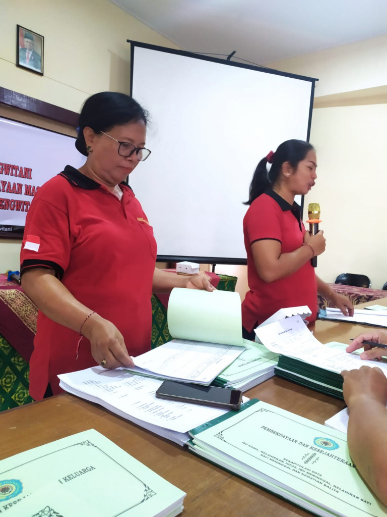 BERLANGSUNG KEGIATAN TP.PKK DESA MENGWITANI, MEMBINA ADMINISTRASI DASAWISMA DI DINAS SILADARMA, WIRADARMA, CULAG CALIG, YANG BERTEMPAT DI RUANG PERTEMUAN KANTOR PERBEKEL DESA MENGWITANI